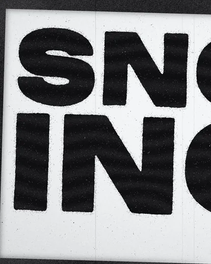 Le lettere di SNOWINCH fotocopiate in nero su un foglio bianco, con la grana della fotocopia.